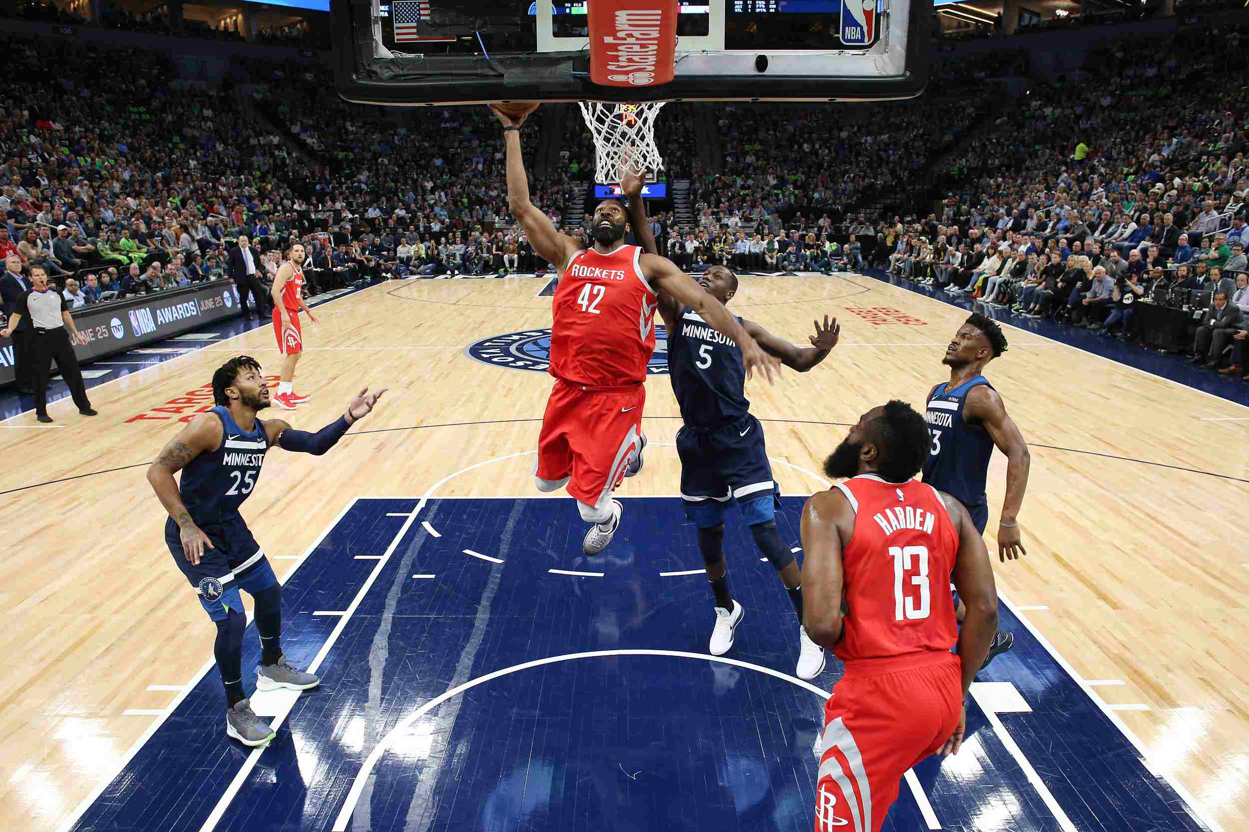 体育CBA官方：上海队注册17人 1年C类合同续约刘铮